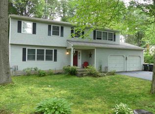 17 Castleberry Dr, Gansevoort, NY 12831