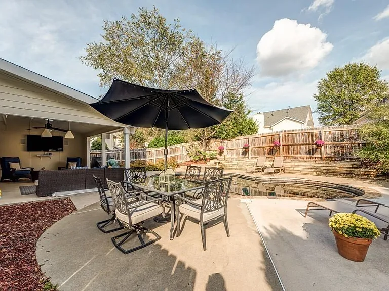 2020 Chelton Way SE — Photo 37