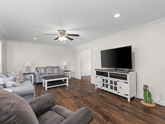 5th image of 902 Highland Ave