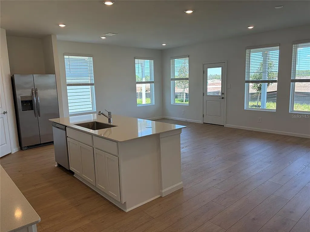 3 bed, 2.0 bath, 1825 sqft, $2,400 — Photo 4