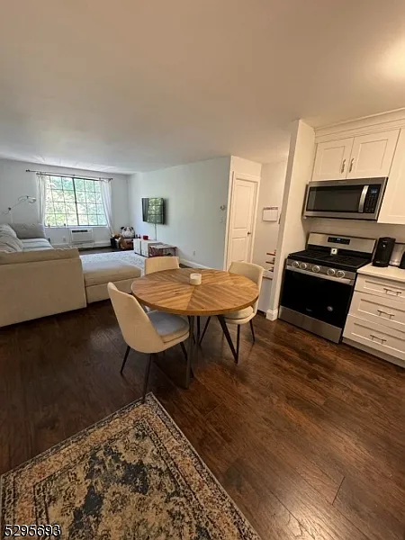 3 bed, 1.0 bath, $2,900 — Photo 4
