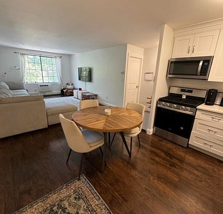 4th image of 909 Thoreau Ct