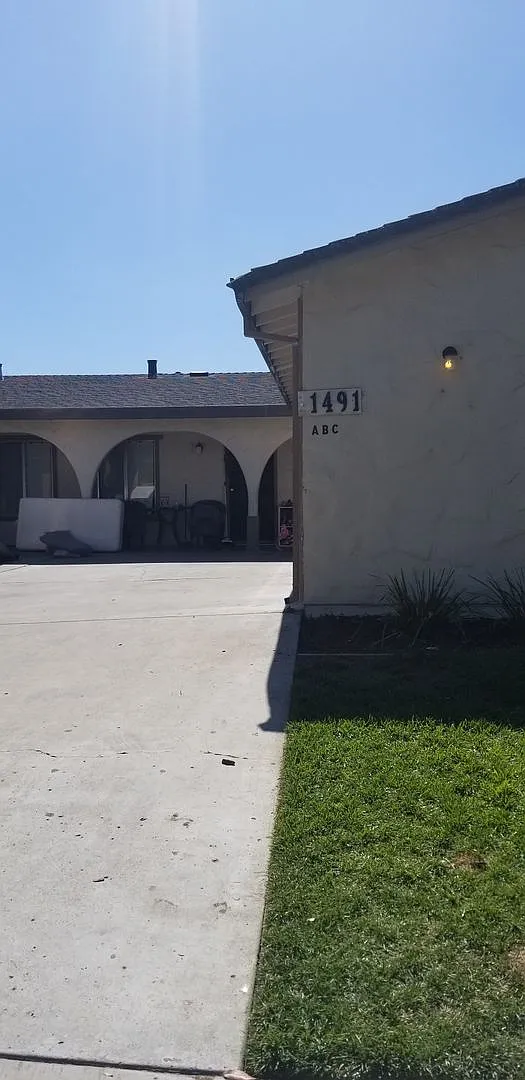 3 Bed, 1 Bath Apartment — Photo 2