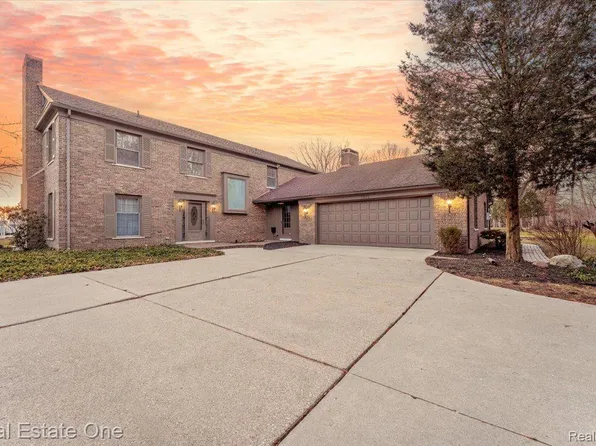 7575 Horsemill Rd, Grosse Ile, MI 48138