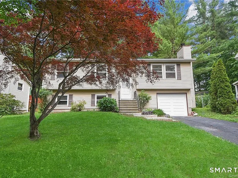 8 Circle Dr — Photo 1