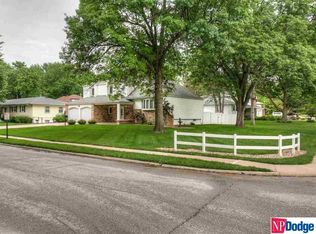 405 Kings Dr, Bellevue, NE 68005