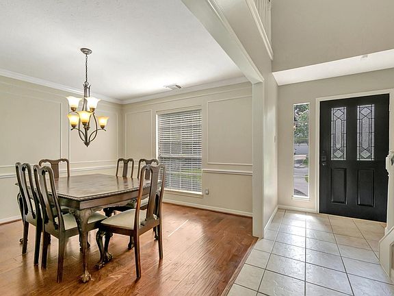 4th image of 15110 Greenleaf Ln