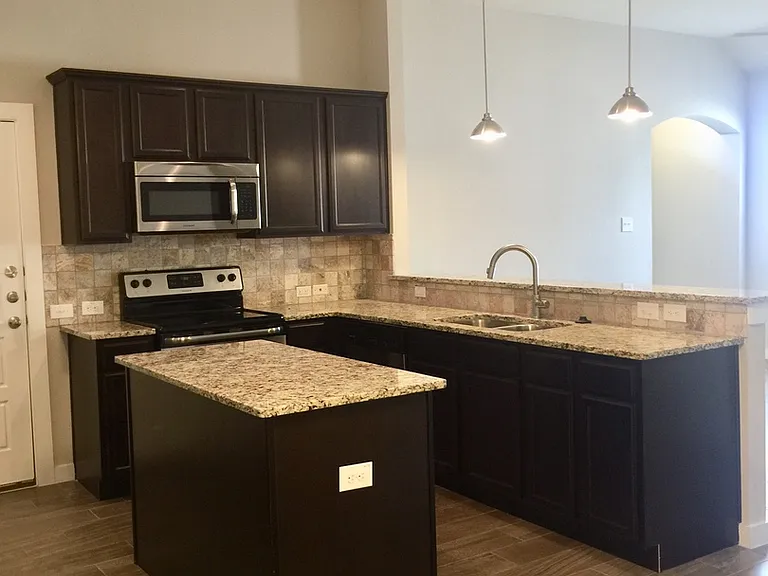 914 Chaparral Trl — Photo 5