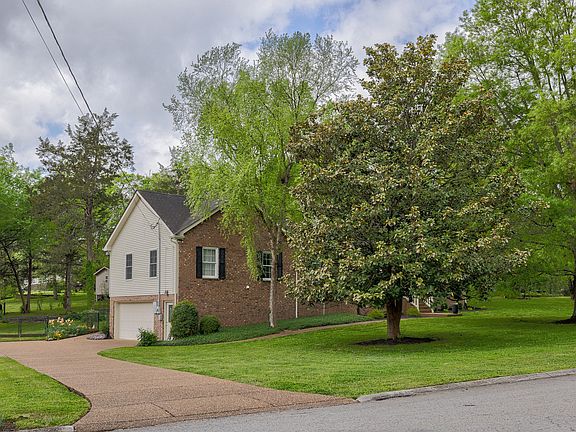 3rd image of 204 Norfolk Ln