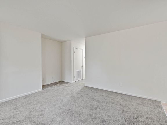 5th image of 342 Dorchester Manor Blvd