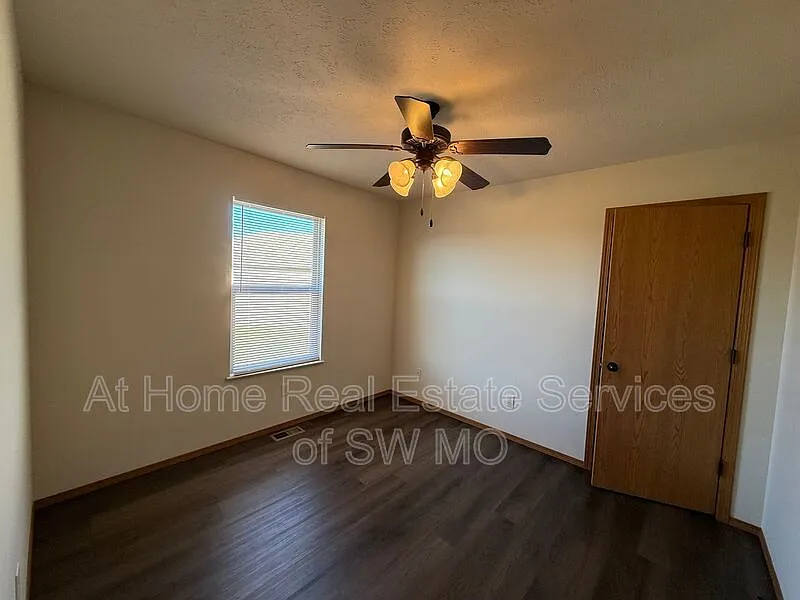 3 bed, 2.0 bath, 1357 sqft, $1,380 — Photo 2