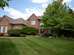 550 Springview Dr, Rochester, MI 48307