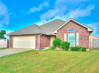 921 NE 30th St, Moore, OK 73160