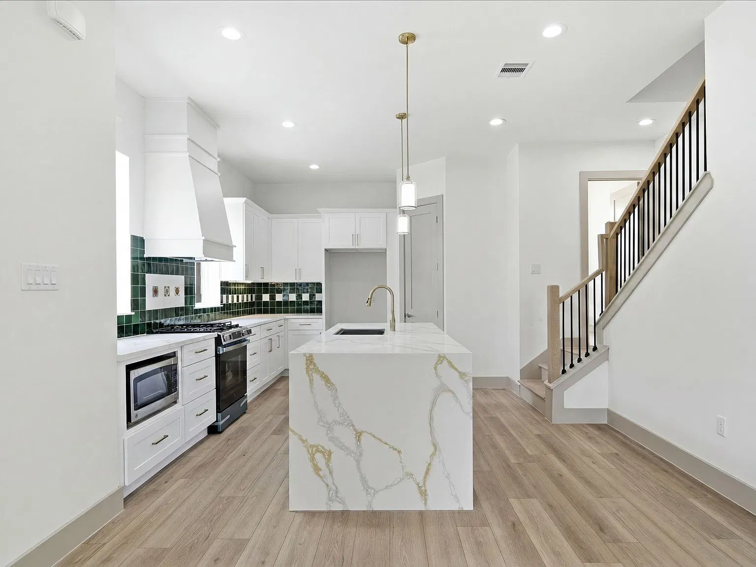 3 bed, 3.5 bath, 1785 sqft, $2,500 — Photo 4