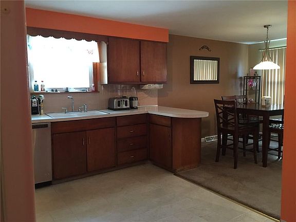 4th image of 49 Bay Ln