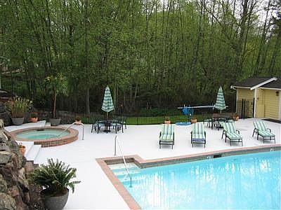 Swimming pool & hot tub