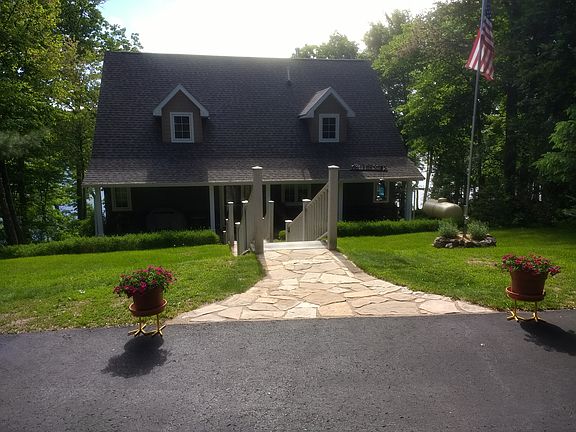 Driveway view of house.