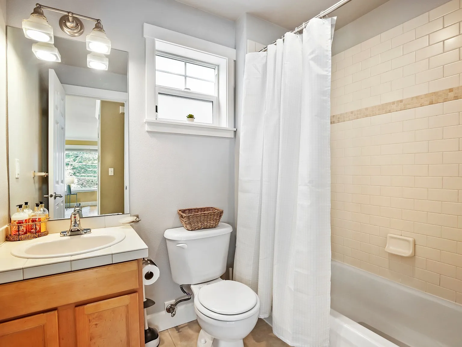 1507 E Union St — Photo 2