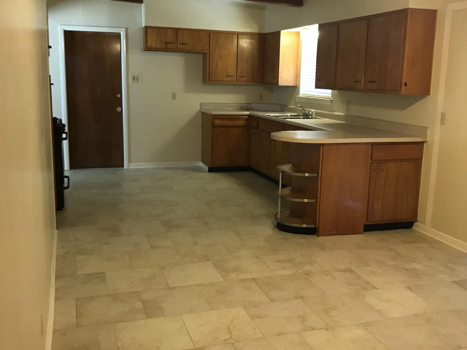 3 bed, 1200 sqft, $1,400 — Photo 2