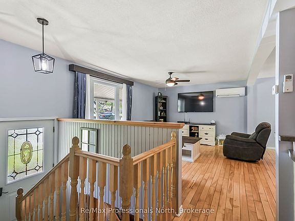 4th image of 110 Fraser St