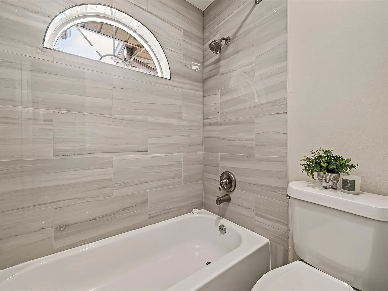 4 bed, 2.5 bath, 2874 sqft, $2,875 — Photo 4