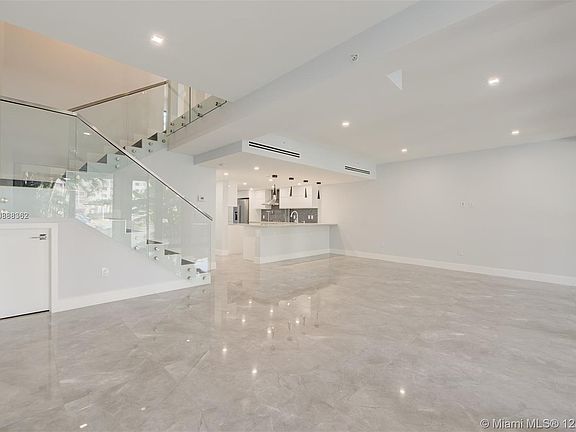 5th image of 422 SE Poinciana Dr #1711
