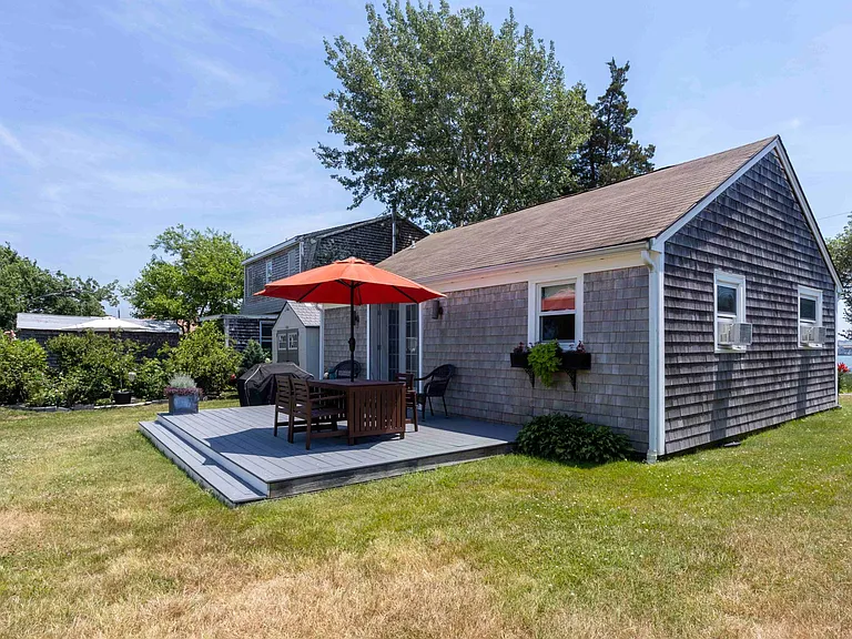 262 Riverside St — Photo 1