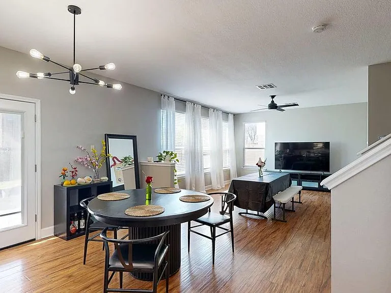2105 Huxley Ln — Photo 4