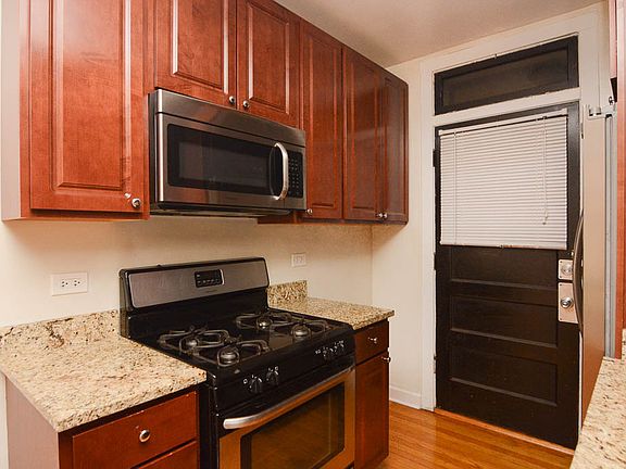 3rd image of 2102 W Ainslie St APT 1W
