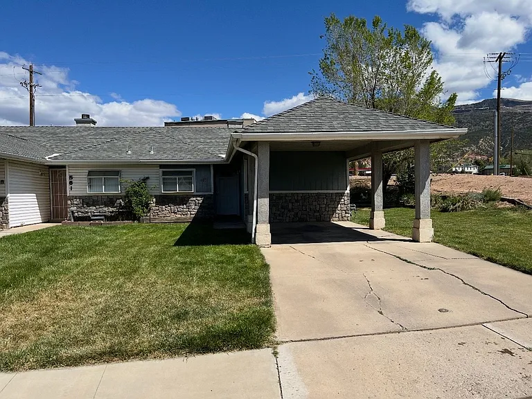 585 S 225 W — Photo 1
