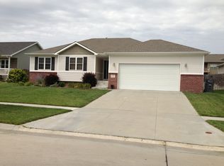 5900 Chatsworth Ln, Lincoln, NE 68516