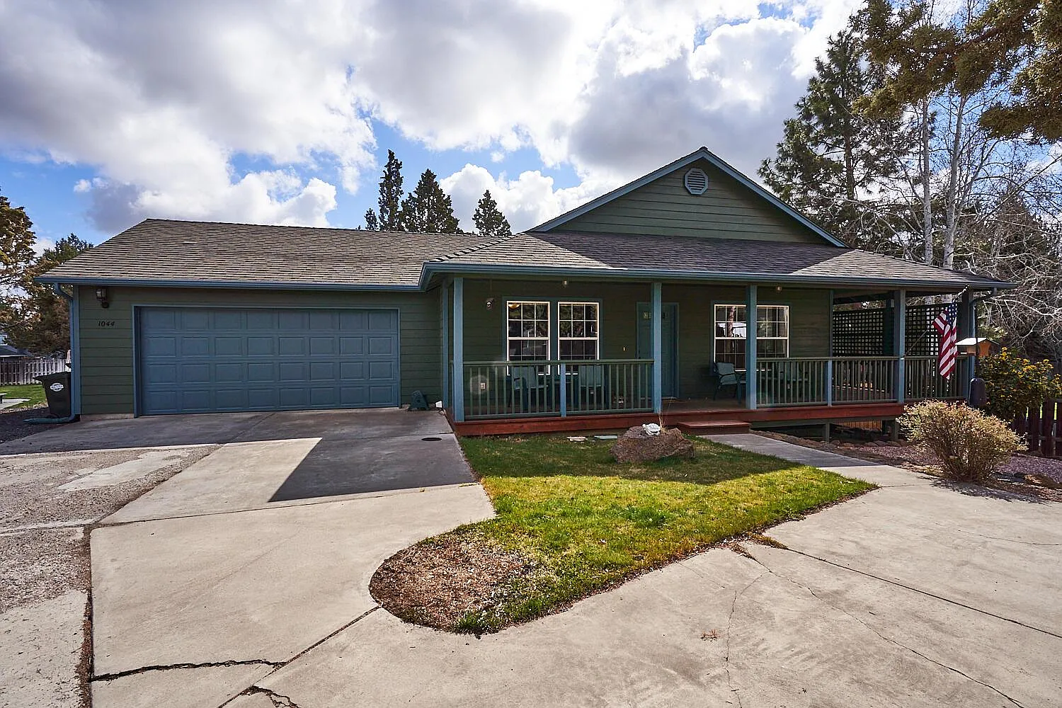 1044 NE Francis Ct photo 1