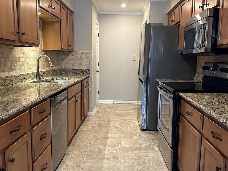 3505 Lakeside Ct — Photo 7