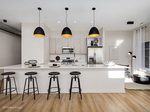 3rd image of 6340 W Belmont Ave #2B-2Ba-1075Sqft