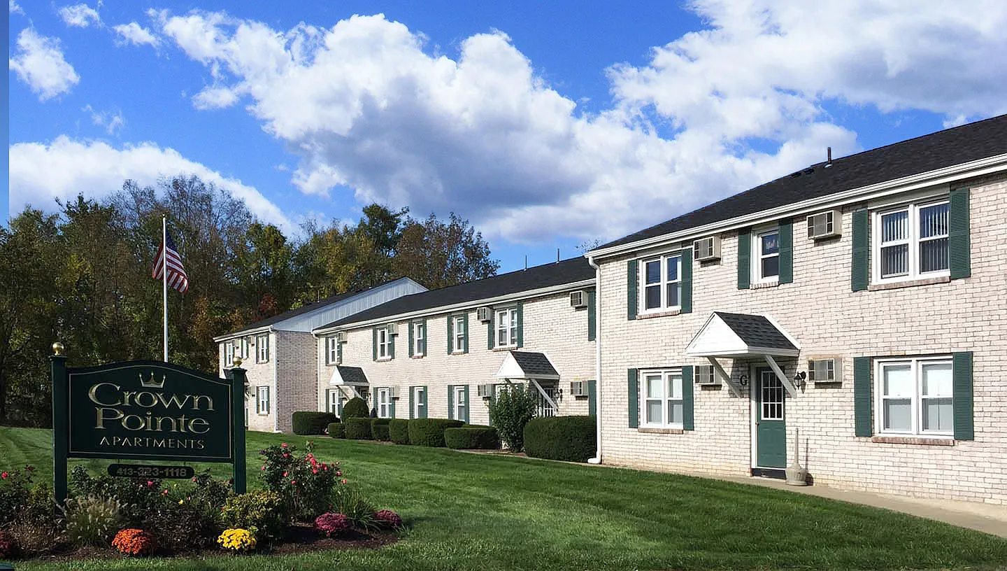 Crown Pointe Apartments — Photo 1