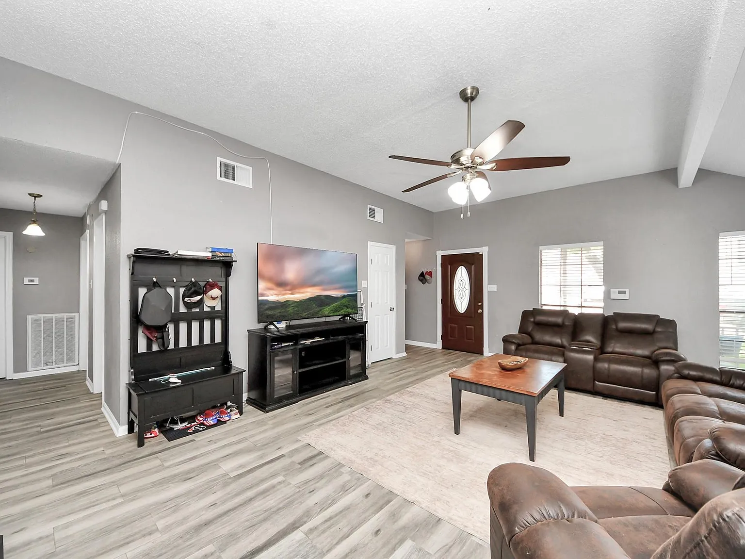 3 bed, 2.0 bath, 1400 sqft, $2,000 — Photo 3