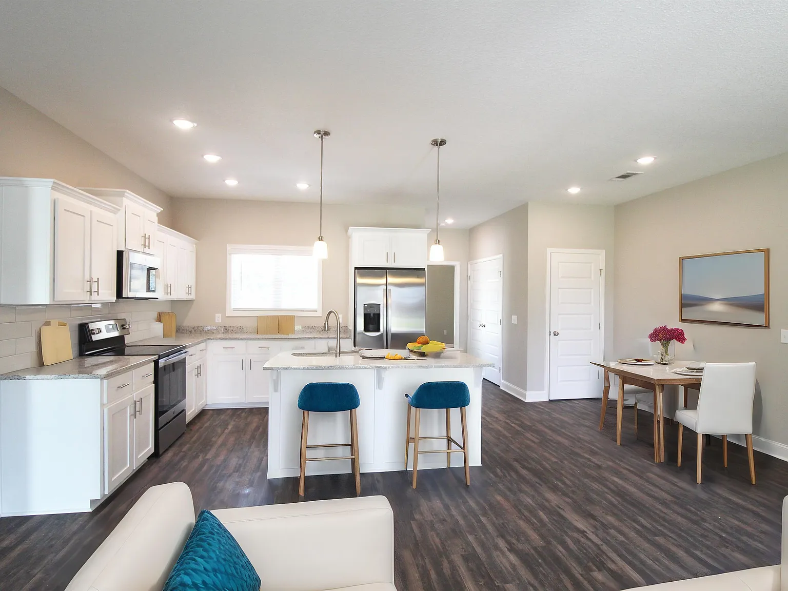 201 Silverthorn Dr - 1 — Photo 2