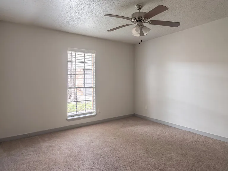 Lux Estate TX Apartments — Photo 6