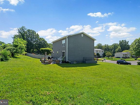 3rd image of 206 Royal Oak Cir