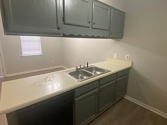 4th image of 405 Lumpkin Ave #27