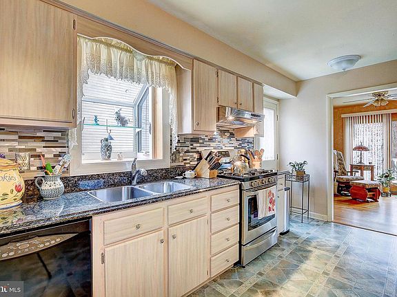 3rd image of 782 Macsherry Dr