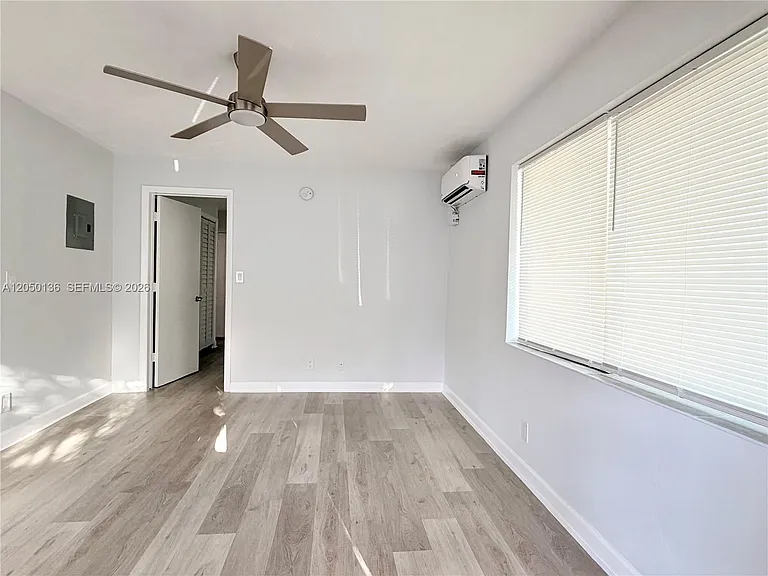 1632 NE 4th Pl #1 — Photo 2