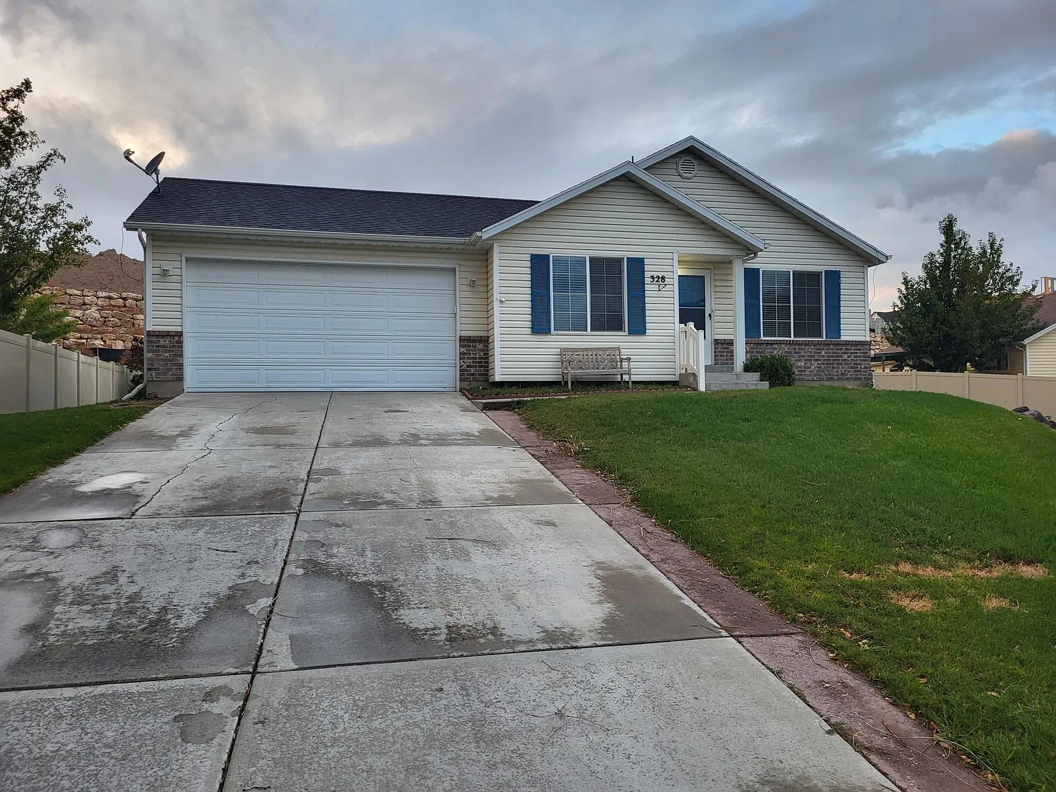 328 W Peach Pl — Photo 2