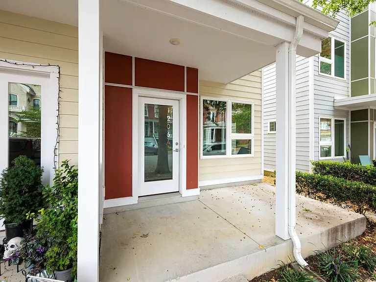 1206 Porter St — Photo 3