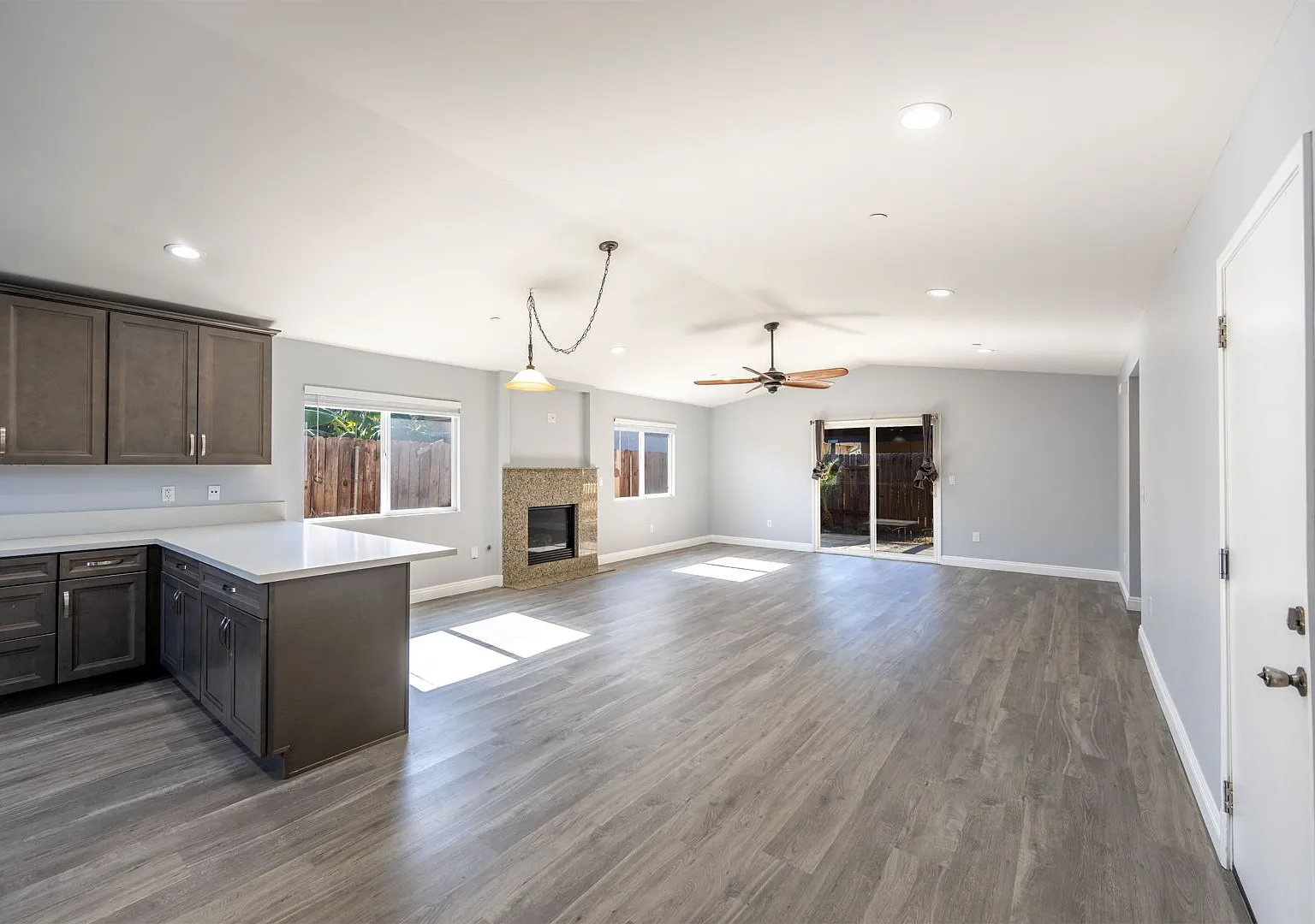 Large 3bd/2ba Detached House with Garage and AC! — Photo 4
