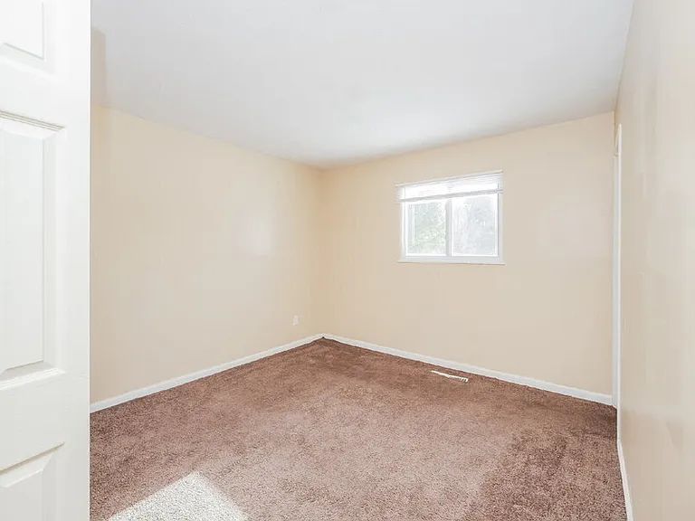 25240 Sandhurst Rd — Photo 12