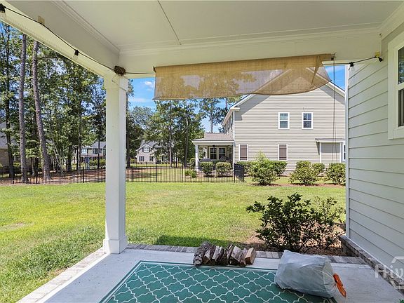 4th image of 115 Oakcrest Drive W