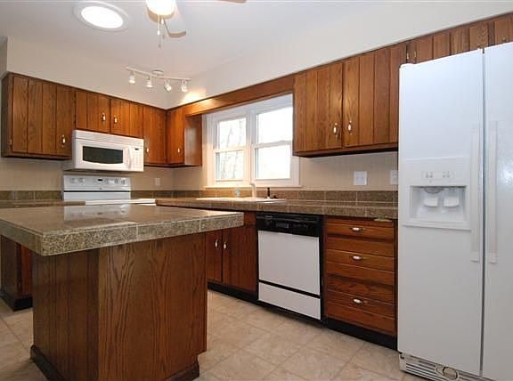 3rd image of 406 Oakmont Cir