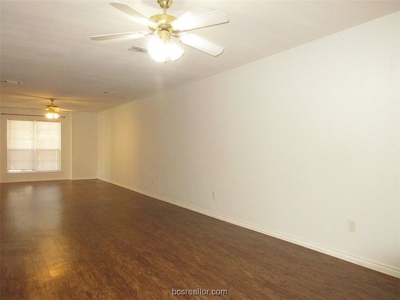 5th image of 916 Willow Pond St