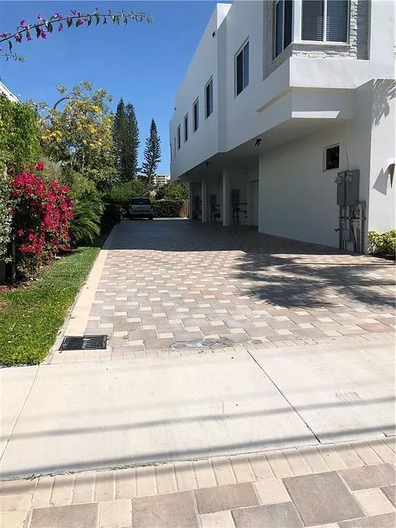 3 bed, 3.5 bath, 1889 sqft, $4,650 — Photo 2